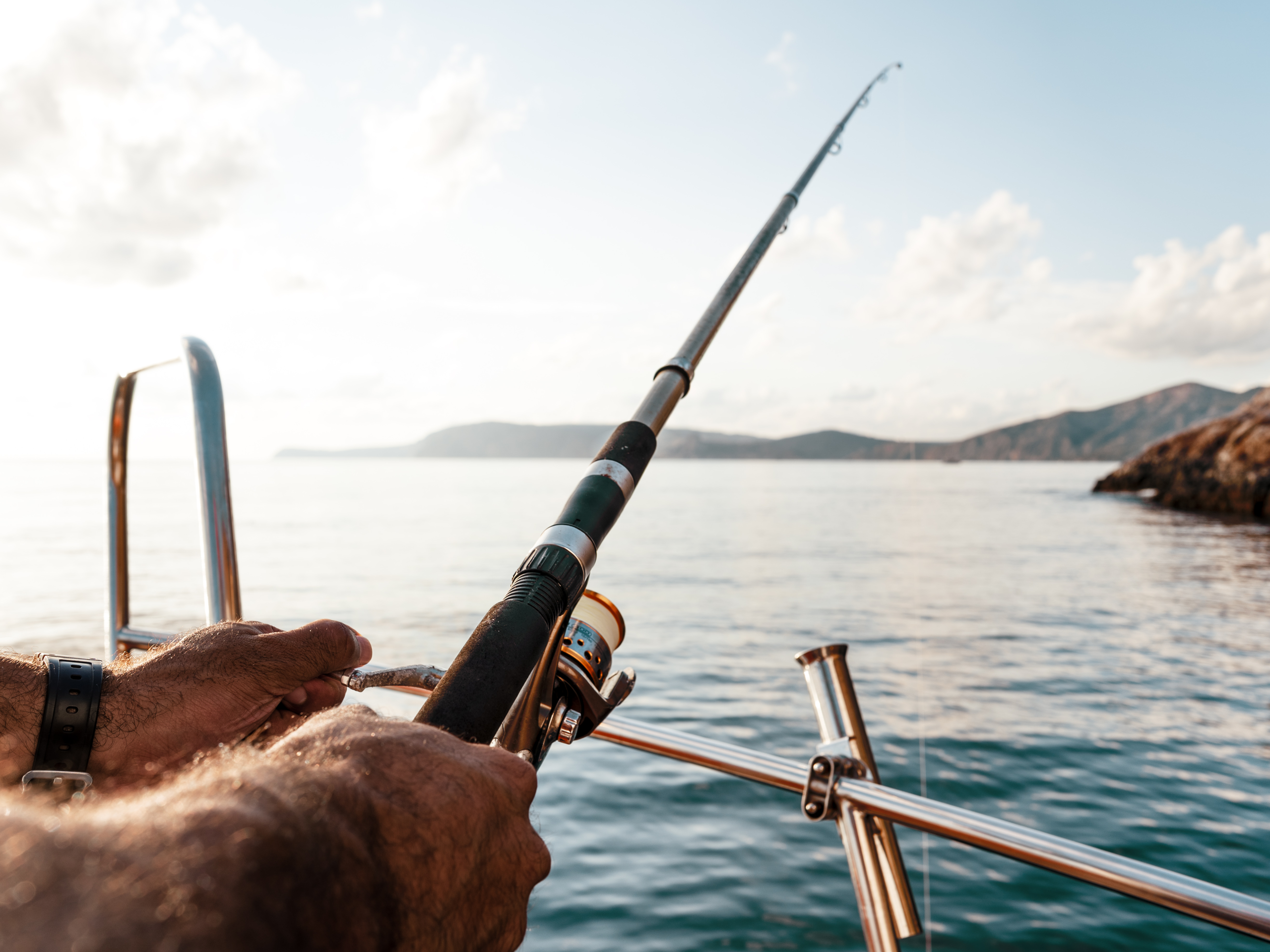 snorkelling-at-the-tug-boat-wreck-with-lots-of-fis-2026-03-26-00-18-15-utc_0001_close-up-of-male-hands-holding-fishing-r